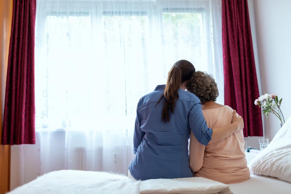 How to Know When an Aging Parent in Tucson Needs Assisted Living Instead of Living Alone